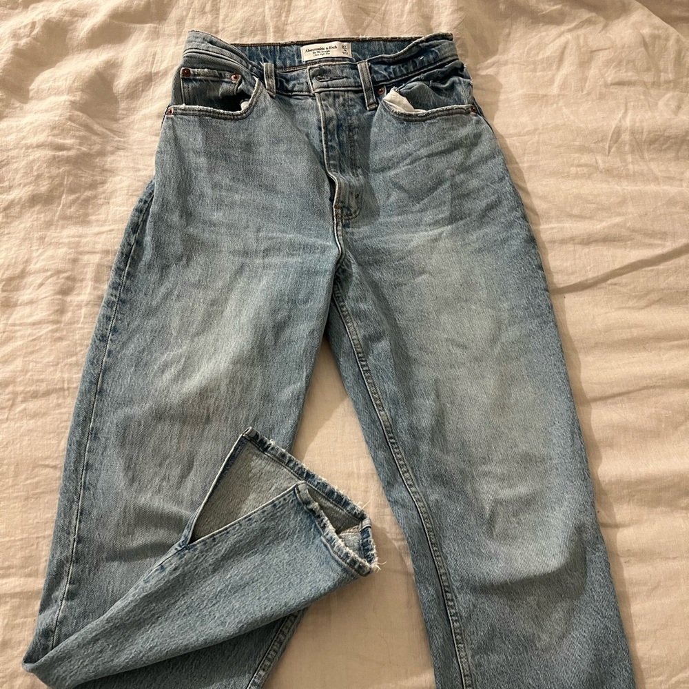 Abercrombie Curve Love Ultra High Rise Straight Light Wash size 27 (4R)